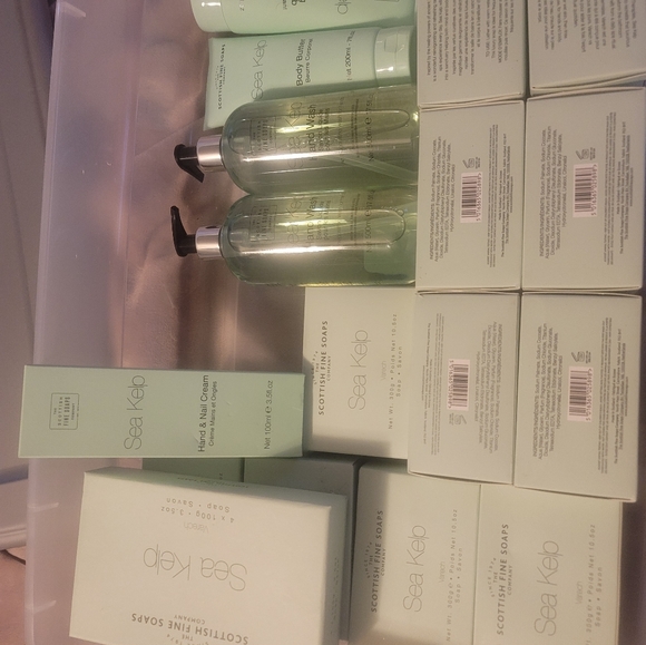 Scottish Fine Soaps Sea Kelp 5pc Bundle: BodyButter+HandWash+ BodyScrub+Pouf+Oil - Picture 13 of 13